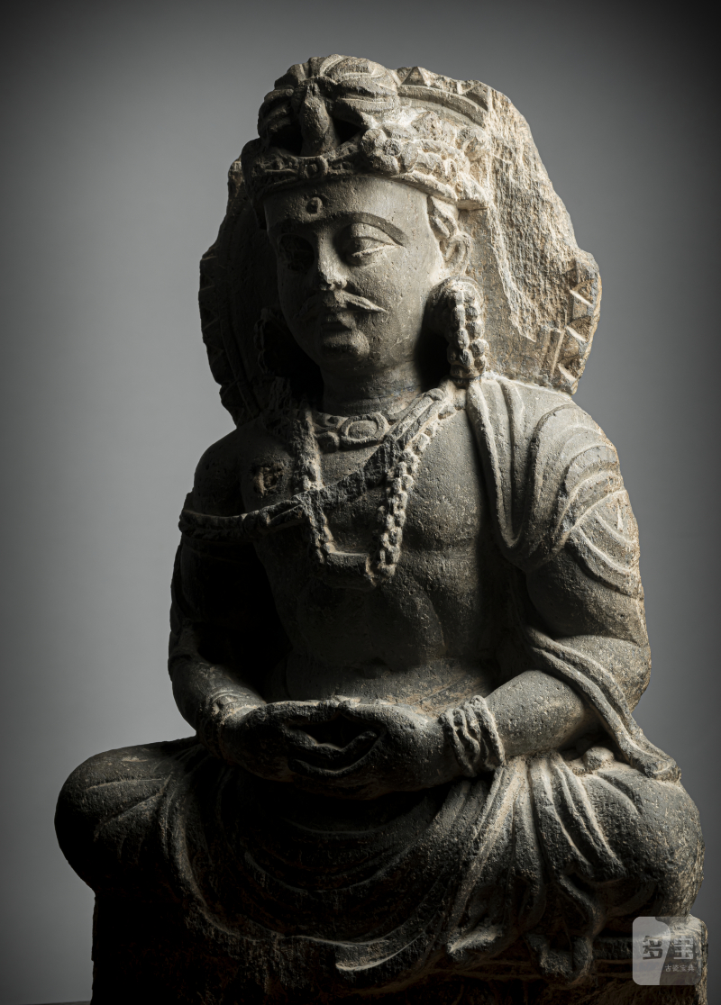 A GREY SCHIST STONE FIGURE OF A BODHISATTVA - 图3